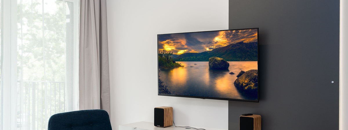 Televisor encendido con paisaje colorido en una sala moderna
