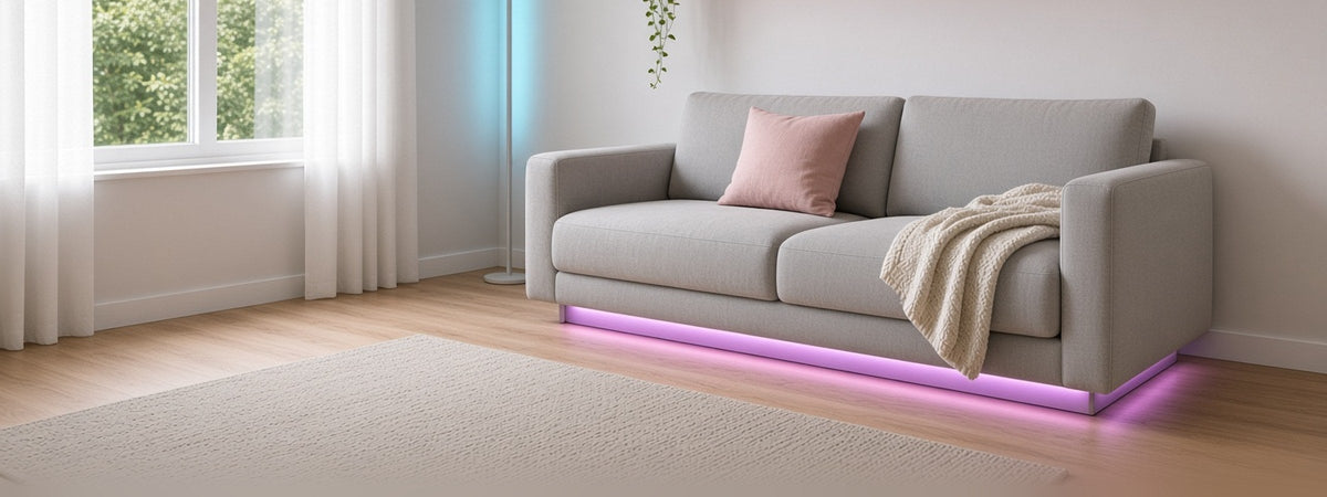 Sala moderna con tiras LED de colores bajo el sillón y en la repisa