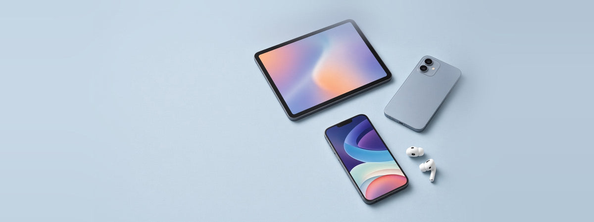 Smartphones, tablet y audífonos inalámbricos sobre una mesa celeste