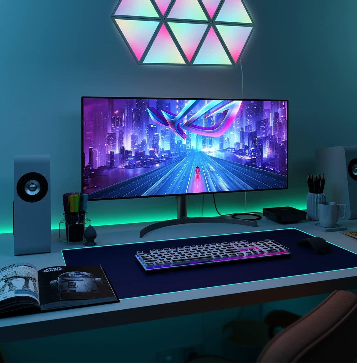 Escritorio gamer iluminado con paneles de luz Govee