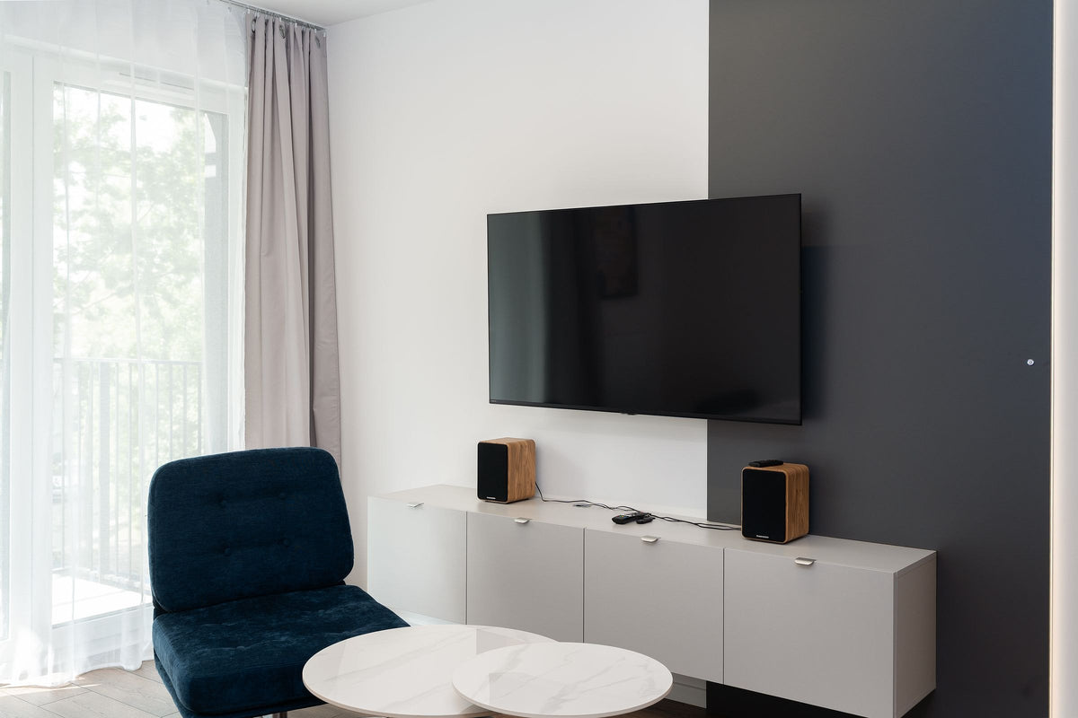 Sala moderna con televisor en la pared
